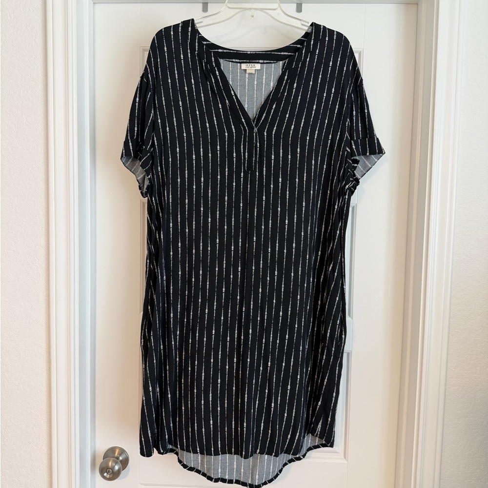 a.n.a Black and White Striped V-Neck Tunic Top
